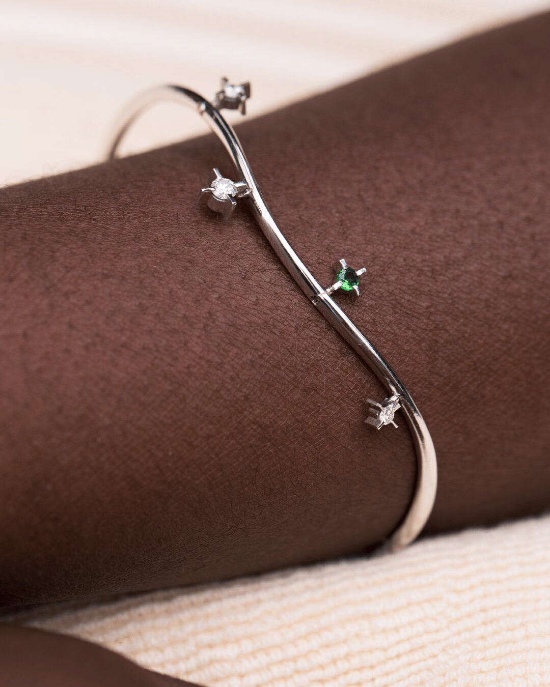 Pulseira Água em ouro branco 18k com Safira Rosa, Safira Laranja, Safira Azul e Tsavorita - Imagem 2