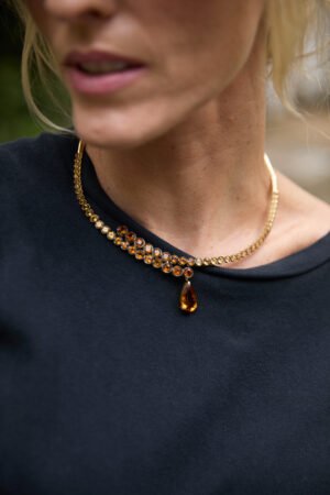 Alternative view of Colar Elementos Fogo em ouro amarelo 18k com degradê em tons de citrinos vermelho e amarelos com pingente em citrino