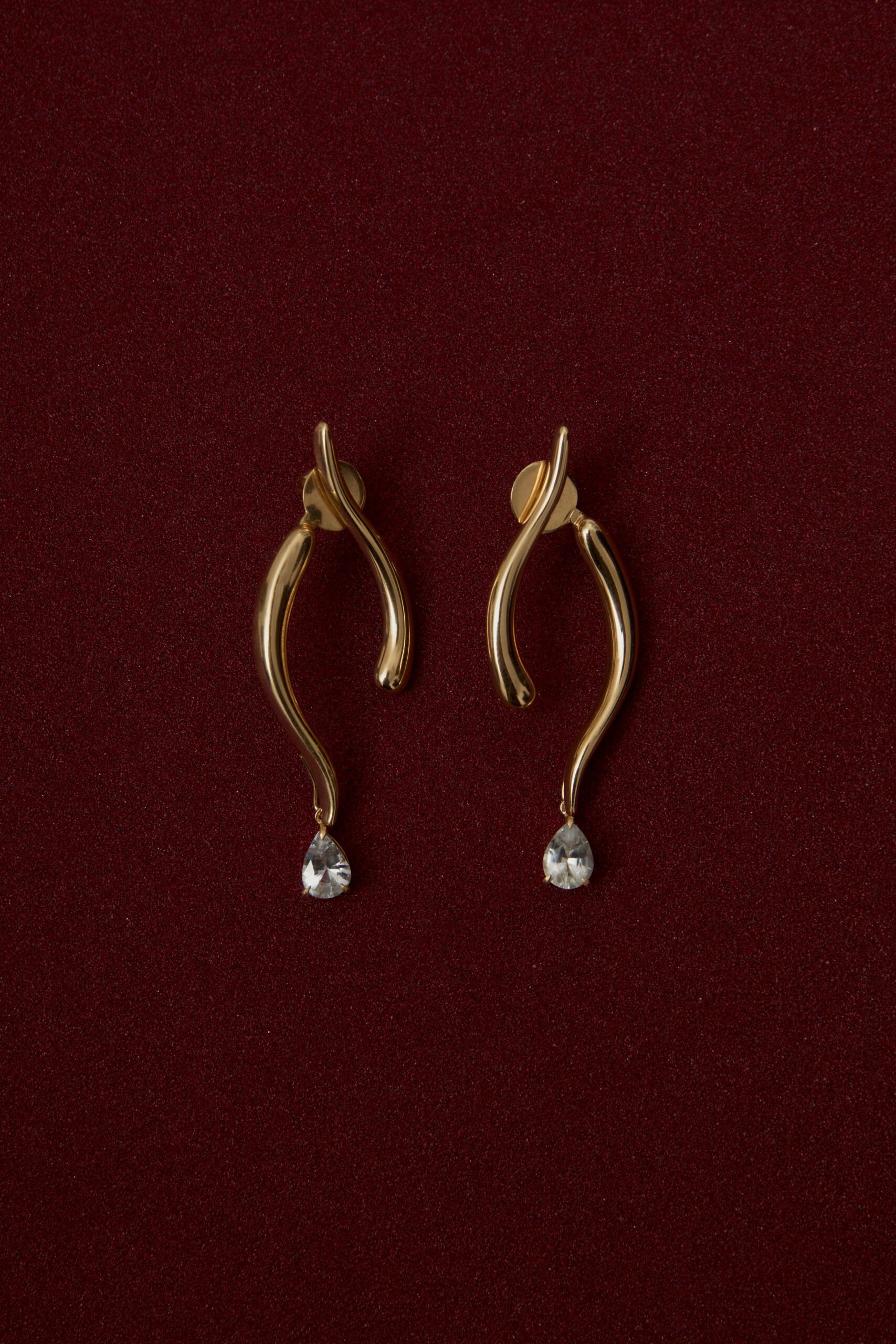 Brinco Elementos Ar em ouro amarelo 18k com pingente de safira incolor