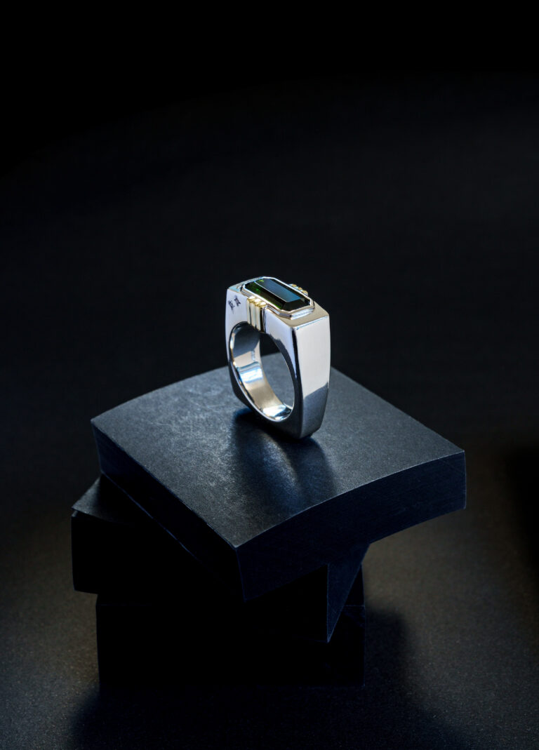 Anel Conexão em prata 950 com banho em ouro branco 18k, garras em ouro amarelo 18k, turmalina verde e estrelas de diamantes brancos