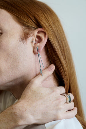 Alternative view of Brinco Gabi G em ouro branco 18K com Diamantes