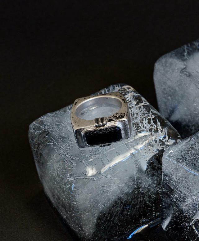 Anel Conexão em prata 950 com banho em ouro branco, garras em ouro branco 18k com banho de ródio negro, ônix e estrelas de diamantes negros