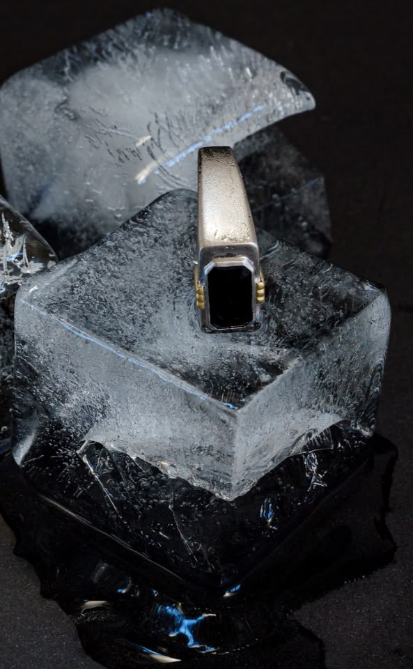 Anel Conexão em prata 950 com banho em ouro branco, garras em ouro amarelo 18k, ônix e estrelas de diamantes negros